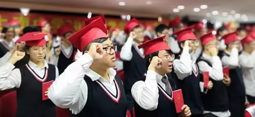 老师帮学生“把头发梳成大人模样”